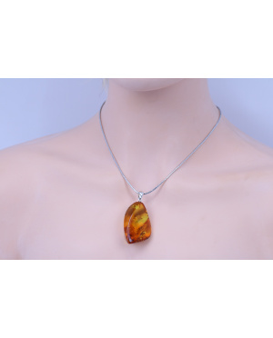 Wisiorek bursztynowy